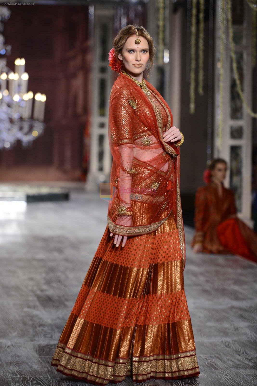 Model walk the ramp for Tarun Tahiliani show at the FDCI India Couture Week 2016 on 21st July 2016 shown to user