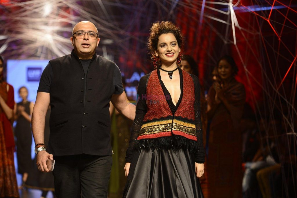 Kangana Ranaut walk the ramp for Tarun Tahiliani Show at Lakme Fashion Week 2016 on 23rd Aug 2016