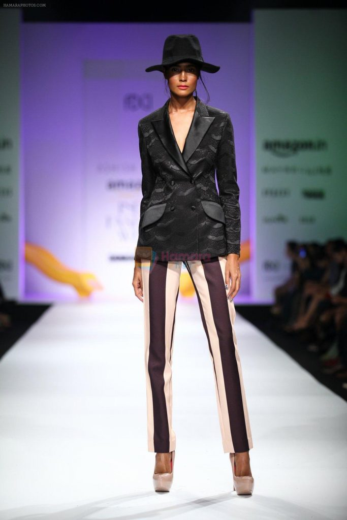 Model walk the ramp for Ashish Soni Show at Amazon Fashion Week Day 3 on 9th Oct 2015 