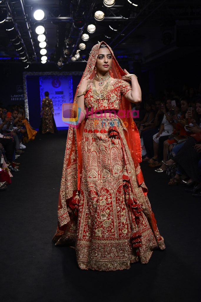 Radhika Apte on Ramp for Saroj Jalan in Lakme Fashion Week 2016