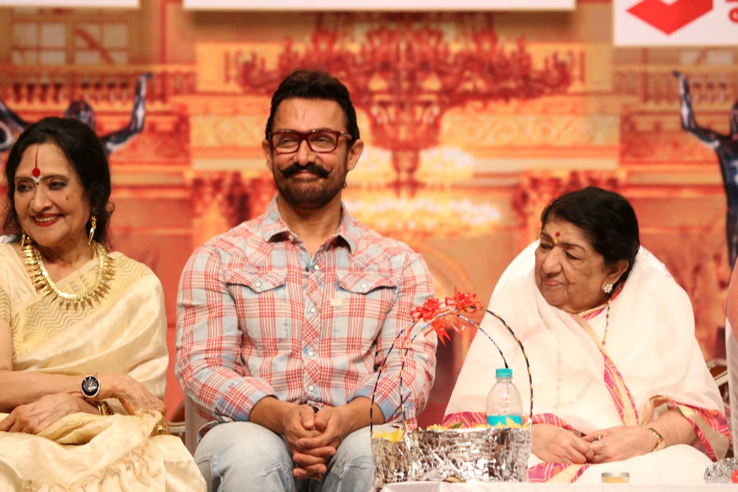 vaijayanti mala amir lata attend master dinanath mangeshkar puraskar 2017 vaijayanti mala amir lata attend