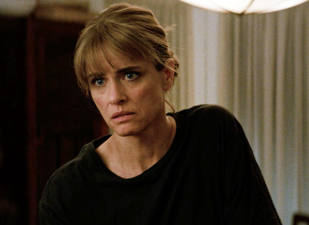 Amanda Peet as Beth Gallagher in S01E01 of Fatal Attraction