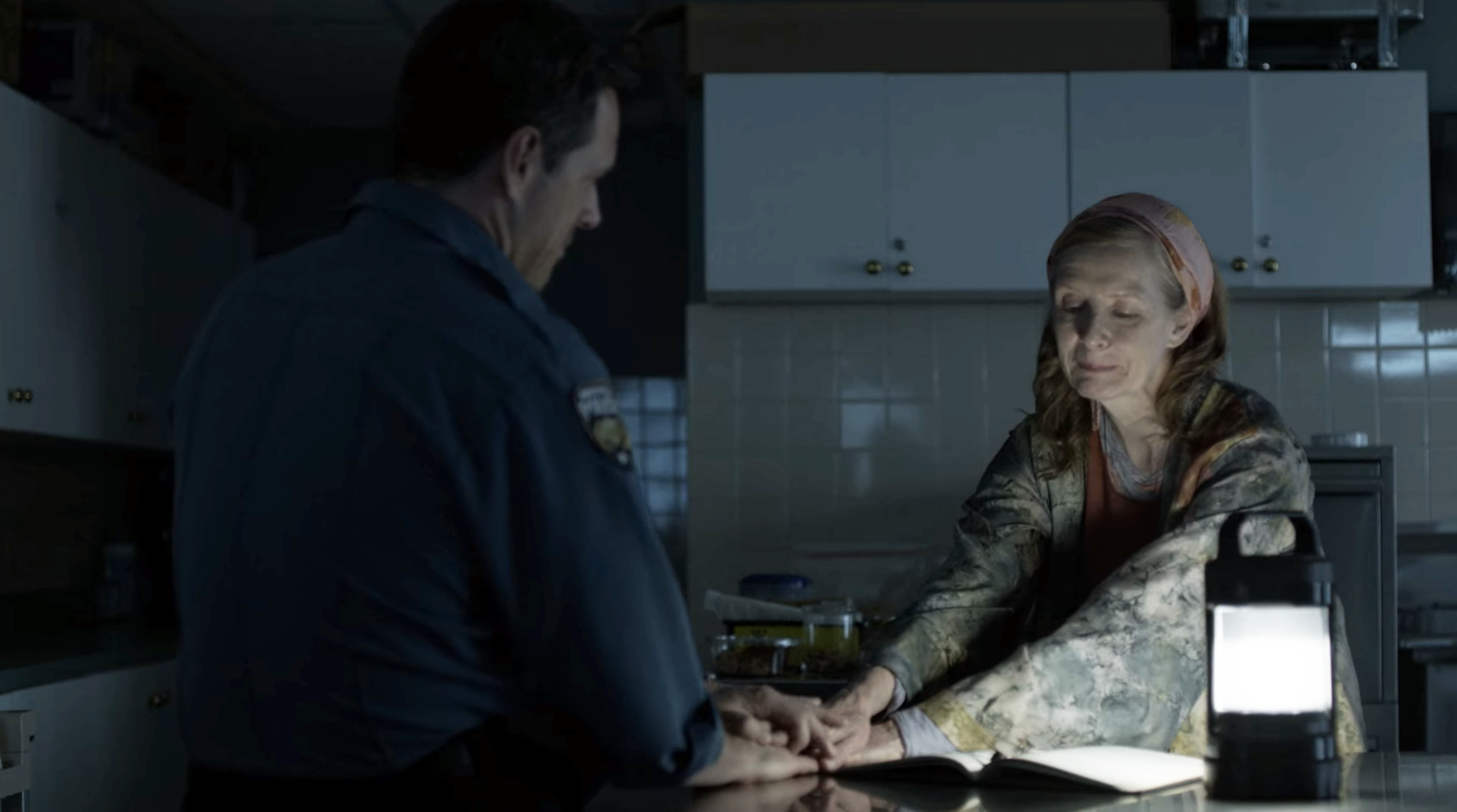 Darren Pettie as Connor Heisel, Frances Conroy as Nathalie Raven in The Mist Episode 6