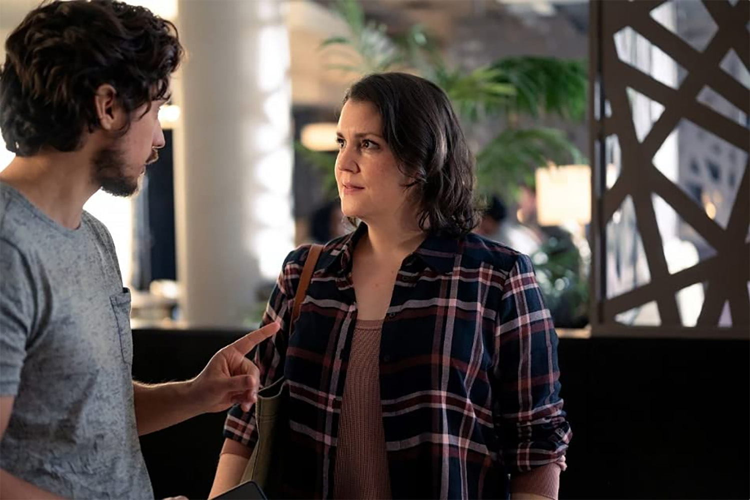 Melanie Lynskey and Peter Gadiot in Yellowjackets S01E03