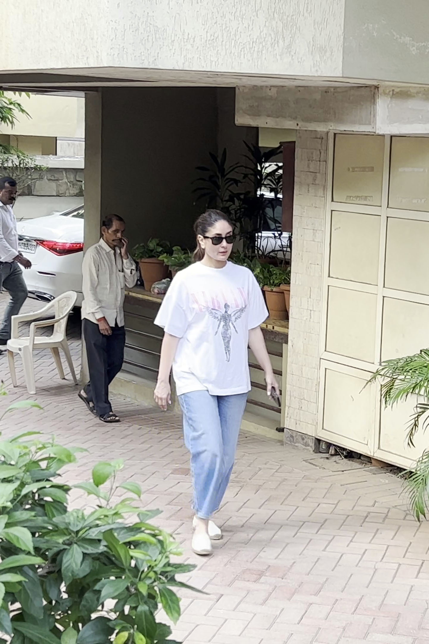 Kareena Kapoor spotted at Bandra on 12 Jun 2023