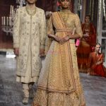 Model walk the ramp for Tarun Tahiliani show at the FDCI India Couture Week 2016 on 21st July 2016 (3)