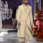 Model walks the ramp for Tarun Tahiliani show at the FDCI India Couture Week 2016 on 21st July 2016 (13)