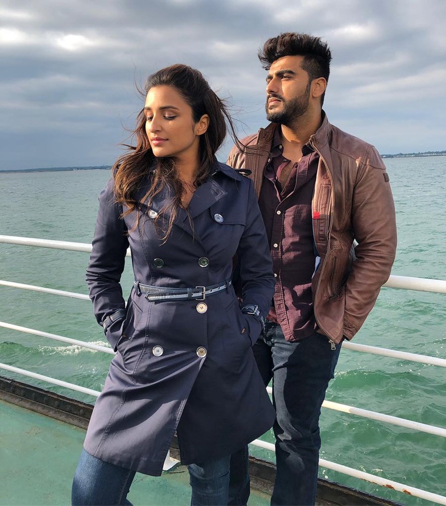 Arjun poses with Ishaqzaade script as he completes 8 years in films;  Parineeti leaves him embarrassed, image size:900x1022