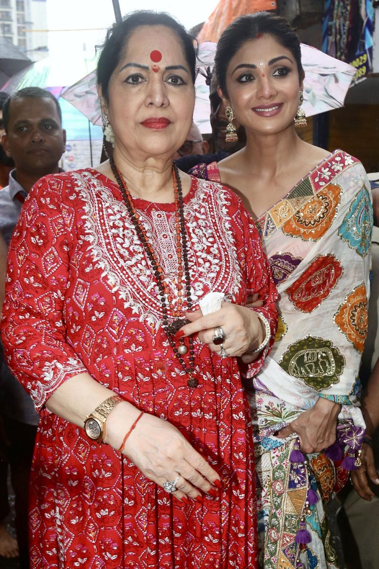 Shilpa Shetty and Sunanda visits Lalbaugcha Raja temple